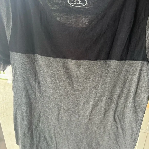 Under Armour T-Shirt Gray and Black size Small heat gear - Picture 4 of 5
